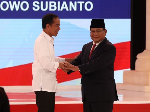 Joko Widodo dan Prabowo Subianto saat menghadiri debat pilpres.